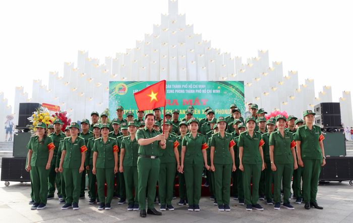  Chỉ huy trưởng Lực lượng TNXP Thành phố thực hiện nghi thức phát lệnh xuất quân 