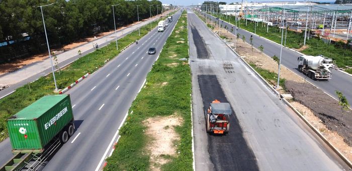  Mở rộng và cải tạo mặt đường nhanh chóng để phục vụ người dân, doanh nghiệp. Ảnh: PHÚ NGÂN 