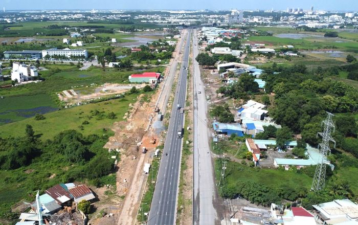  Đoạn nối với quốc lộ 51 đã hoàn tất công tác giải phóng mặt bằng. Ảnh: PHÚ NGÂN 