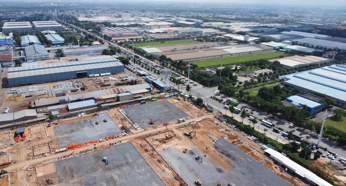  Tuyến đường đi qua khu vực có đông khu công nghiệp, mật độ lưu lượng các phương tiện lưu thông lớn. Ảnh: PHÚ NGÂN 