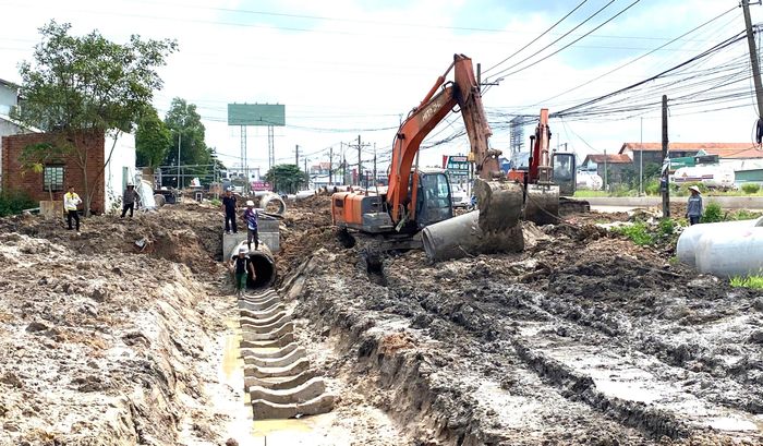  Nhà thầu huy động máy móc, nhân lực thi công xuyên lễ. Ảnh: PHÚ NGÂN 