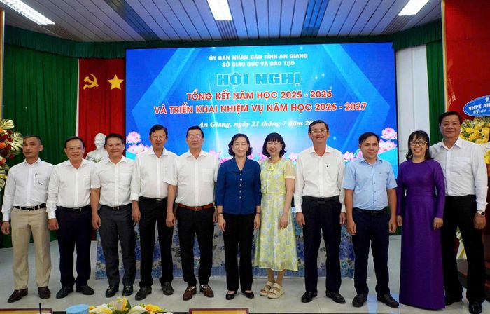  Phó Chủ tịch UBND tỉnh Nguyễn Thị Minh Thúy (giữa) cùng Ban giám đốc Sở GD-ĐT tỉnh An Giang, đại diện các đơn vị trực thuộc chụp ảnh lưu niệm sau phần ký cam kết thực hiện tốt các nhiệm vụ năm học 2026-2027. 