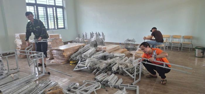 Lắp đặt bàn ghế. Ảnh: XUÂN ĐIỆP