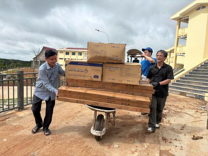 Vận chuyển thiết bị vào lắp đặt tại trường nội trú ở Gia Lai. Ảnh: XUÂN ĐIỆP