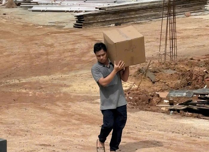 Những ngày nghỉ lễ, cán bộ Ban Quản lý các dự án đầu tư xây dựng tỉnh Gia Lai hỗ trợ nhà thầu lắp đặt thiết bị phục vụ dạy - học. Ảnh: XUÂN ĐIỆP