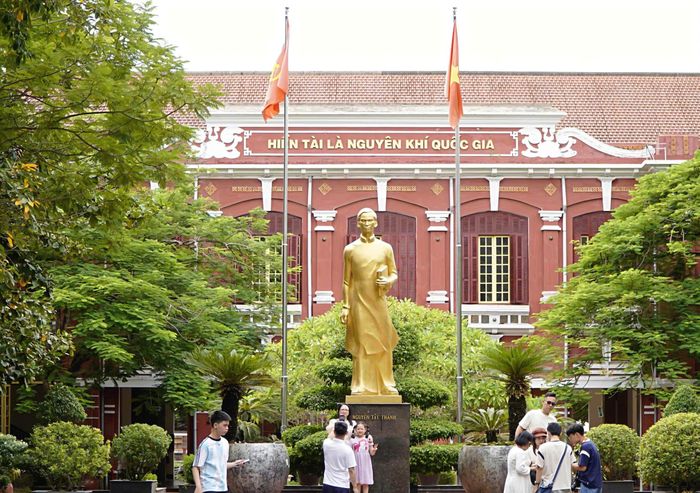  Du khách tham quan, chụp ảnh tại di tích Trường THPT chuyên Quốc Học Huế - nơi Chủ tịch Hồ Chí Minh (lúc đó là Nguyễn Tất Thành) từng theo học 