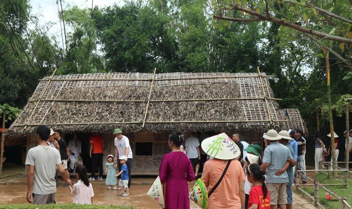  Đông đảo người dân từ khắp mọi miền Tổ quốc về thăm quê Bác Hồ dịp Quốc khánh 2-9 