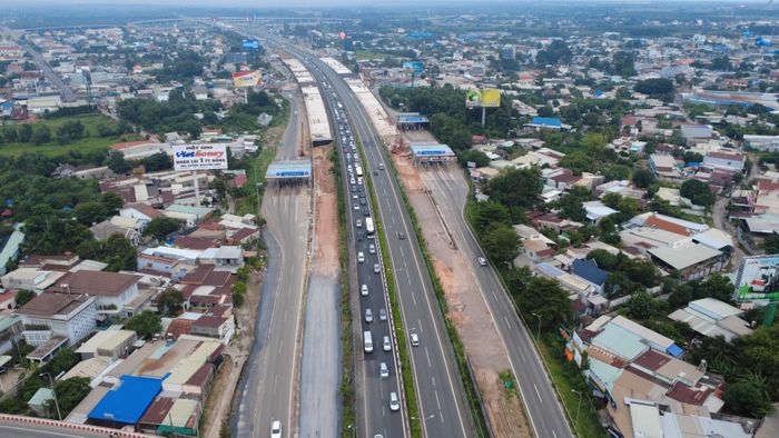 Dòng xe nối đuôi nhau từ nút giao Long Thành (TP Đồng Nai) về nút giao đường cao tốc với quốc lộ 51 chiều 1-9. Ảnh: PHÚ NGÂN