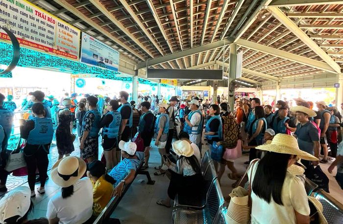 Du khách xếp hàng dài tại bến tàu du lịch Nha Trang để đi tham quan Vịnh Nha Trang (tỉnh Khánh Hòa). Ảnh: TIẾN THẮNG