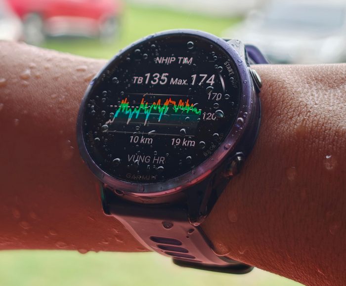  Garmin Forerunner 570 cung cấp chi tiết về nhịp tim của người chạy bộ. 