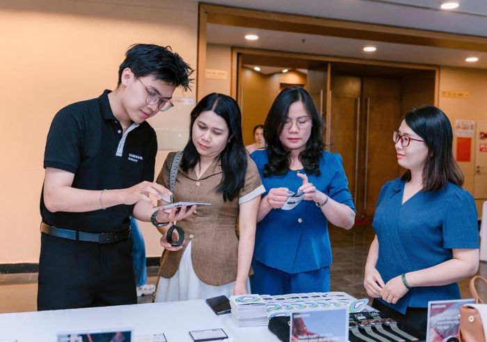  Khách dự hội thảo tìm hiểu sản phẩm của Samsung 