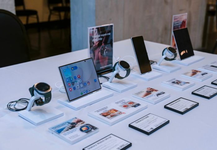  Đồng hồ và điện thoại của Samsung được giới thiệu tại hội thảo. 