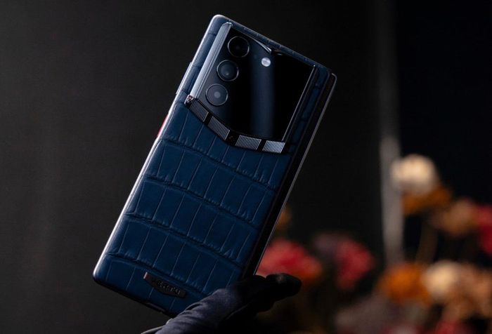  Vertu Alphafold sở hữu thiết kế gập dạng quyển sách, tích hợp trợ lý AI Hermes Agent. 