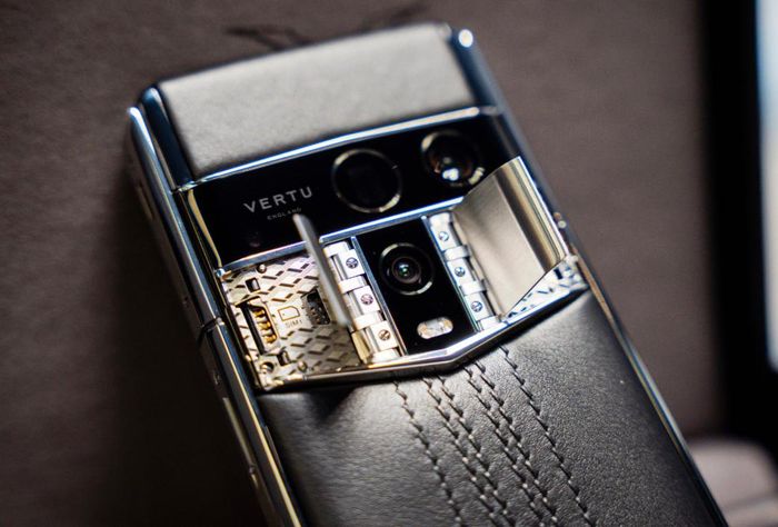  Vertu Agent Q được trang bị trí tuệ nhân tạo AIGS Agent cùng hệ thống bảo mật nghiêm ngặt. 