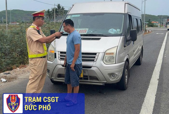  Lực lượng CSGT kiểm tra nồng độ cồn tài xế lái xe trên đường cao tốc. Ảnh: CỤC CSGT CUNG CẤP 