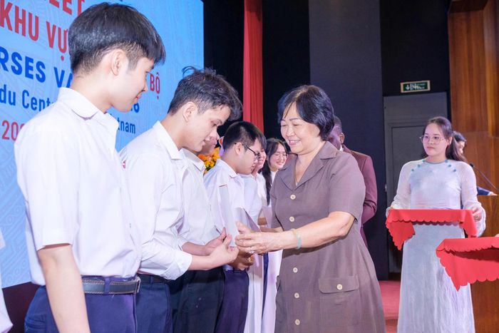 Đại diện Quỹ học bổng Vallet trao học bổng cho các em học sinh, sinh viên