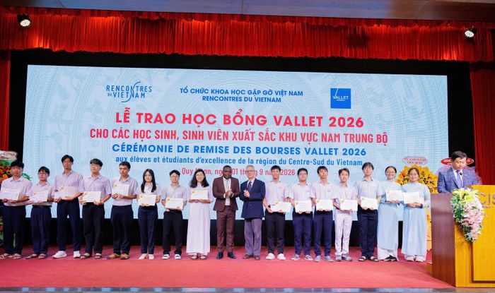 Đại diện Cộng hòa Pháp tại Việt Nam trao học bổng cho các em học sinh, sinh viên