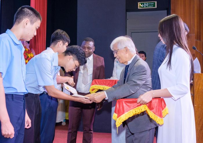 Lãnh đạo Hội Khoa học Gặp gỡ Việt Nam trao học bổng cho các em học sinh, sinh viên