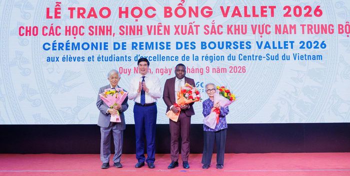Lãnh đạo UBND tỉnh Gia Lai tặng hoa cho vợ chồng GS Trần Thanh Vân, GS Lê Kim Ngọc và đại diện Cộng hòa Pháp tại Việt Nam