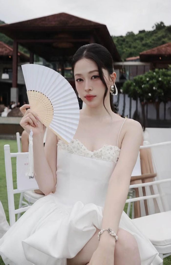 Phương Nga còn có niềm đam mê đặc biệt với bộ môn múa. Cô từng tự học múa qua YouTube từ năm lớp 7 và không trải qua trường lớp chuyên nghiệp. Khi còn là sinh viên Đại học Kinh tế Quốc dân, người đẹp cũng là thành viên đội văn nghệ của trường. Đây có lẽ là bí quyết giúp cô có thân hình mềm mại, vóc dáng thon gọn. Ảnh: FB Bùi Phương Nga