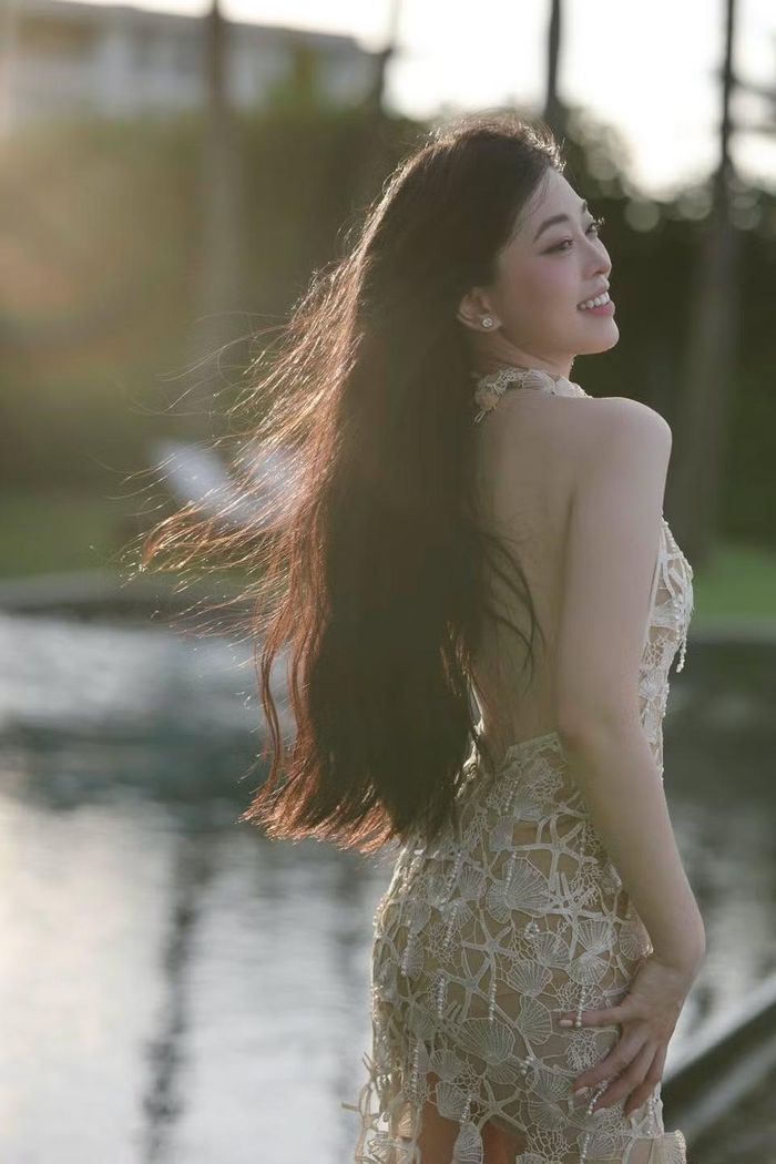 Sở hữu chiều cao 1,72 m cùng gương mặt thanh tú, làn da trắng sáng và vóc dáng cân đối, Phương Nga dễ dàng tạo ấn tượng mỗi khi xuất hiện. Nàng á hậu cũng nhận được nhiều lời khen nhờ vẻ ngoài tươi tắn, tràn đầy sức sống. Ảnh: FB Bùi Phương Nga