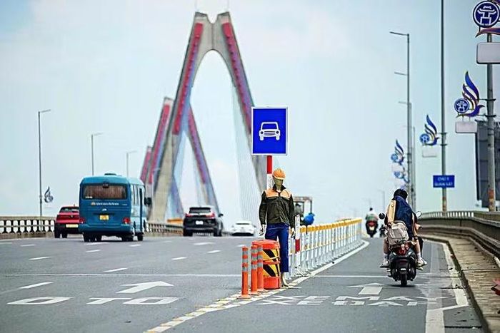 Hà Nội đang rà soát, hoàn thiện tổ chức giao thông trên các cây cầu lớn, đồng thời tăng cường kiểm tra, xử lý những vi phạm tiềm ẩn nguy cơ tai nạn. (Ảnh Công an TP Hà Nội)