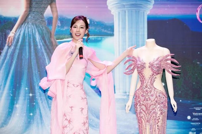 Bảo Ngọc mang tới buổi đấu giá bộ đầm dạ hội dáng đuôi cá do nhà thiết kế Nguyễn Minh Tuấn thực hiện. Ảnh: BTC