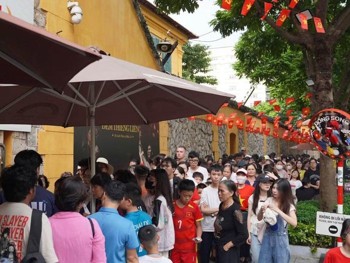Du khách đến đây thuộc nhiều lứa tuổi, từ các nhóm bạn trẻ, gia đình đưa trẻ nhỏ đi chơi cho đến những đoàn khách nước ngoài.