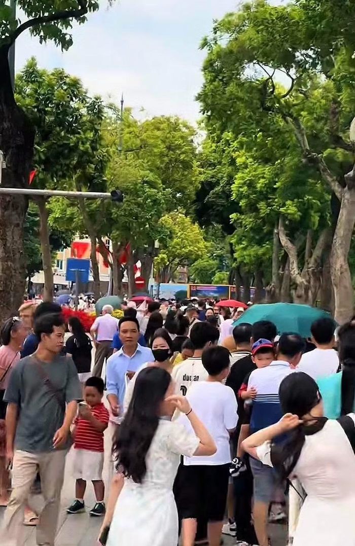 Dù có đông đúc, không gian đi bộ khu vực hồ Gươm vẫn giữ được sự an toàn.