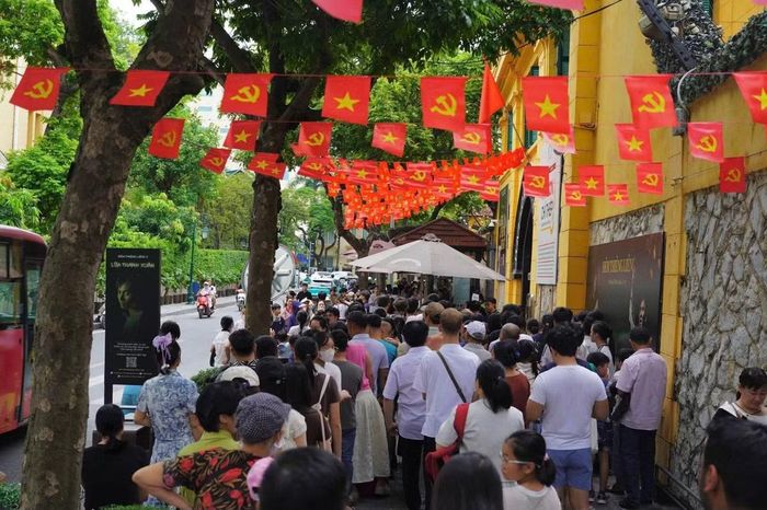 Dòng người xếp hàng để vào nhà tù Hỏa Lò để tham quan.