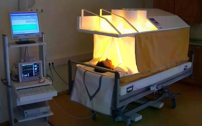 Liệu pháp tăng thân nhiệt lần đầu tiên được sử dụng để điều trị ung thư vào năm 1898. Từ đó, phương pháp này đã liên tục được cải tiến.