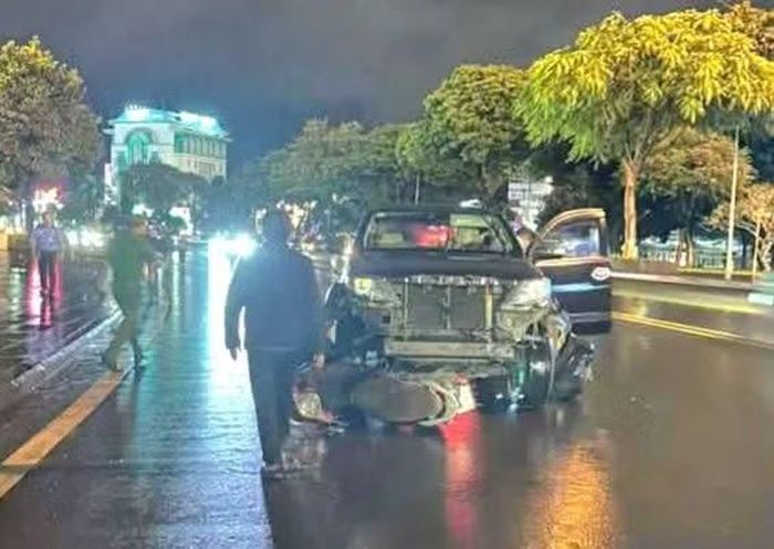 Say xỉn lái ô tô tông 3 xe máy tại khu vực Quảng trường Đại Đoàn Kết. Ảnh: Huy Toàn