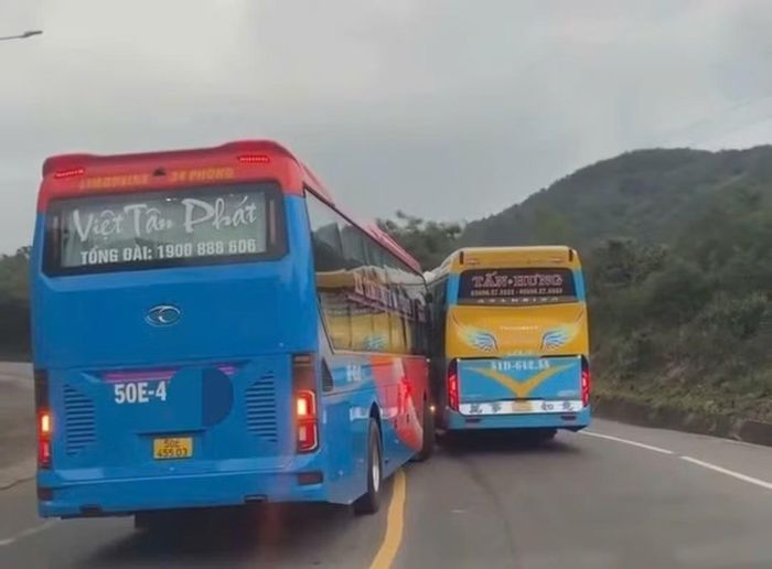 Xe của nhà xe Việt Tân Phát vi phạm vượt ẩu, lấn làn. Ảnh cắt từ Clip MXH
