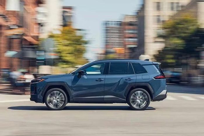 Theo trang Creative Trend của Nhật Bản, Toyota RAV4 2027 nâng cấp dự kiến bước vào sản xuất tại Nhật từ tháng 11/2026 đối với phiên bản hybrid. Biến thể plug-in hybrid sẽ được sản xuất từ tháng 1/2027.