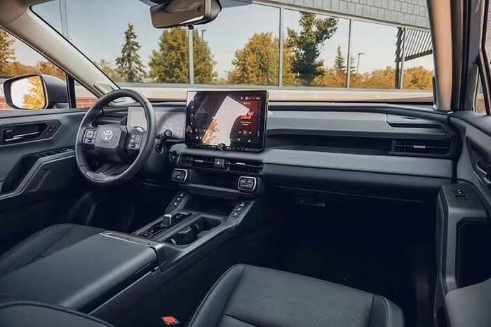Các chế độ này dự kiến được tích hợp trong hệ thống Multi-Terrain Select, bộ tính năng được Toyota phát triển nhằm tối ưu khả năng kiểm soát lực kéo khi xe vận hành trên những bề mặt khác nhau.