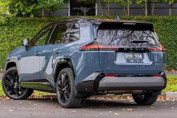 RAV4 thế hệ mới hiện vẫn có phiên bản động cơ xăng 2.0L kết hợp AWD tại Trung Quốc và một số khu vực ở châu Phi. Trên cấu hình này, Mud & Sand và Snow & Dirt thay thế nút Trail-Snow trên bảng điều khiển trung tâm.