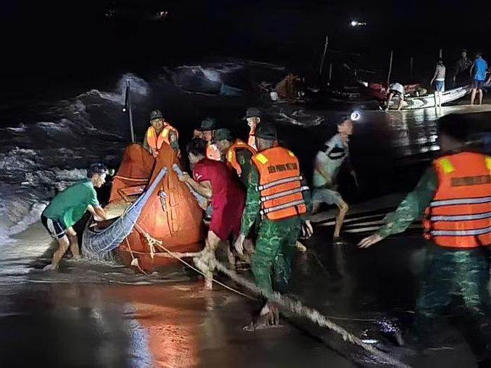 Lực lượng chức năng kịp thời cứu hộ 5 thuyền cá bị sóng đánh chìm. Ảnh: Nghĩa Thắng
