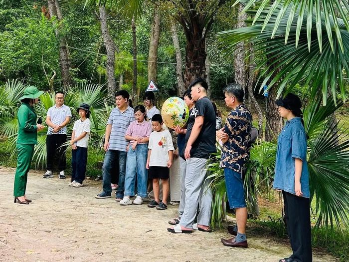 Cán bộ Ban Quản lý Khu Di tích Ngã ba Đồng Lộc giới thiệu về những câu chuyện lịch sử, chiến công vang dội của quân và dân ta nơi chiến trường Đồng Lộc anh hùng. Ảnh: Đồng Lộc