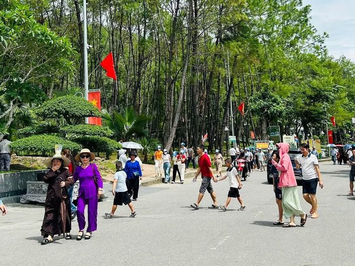 Dòng người trở về Ngã ba Đồng Lộc dâng hương tưởng niệm các Anh hùng Liệt sĩ. Ảnh: Đồng Lộc