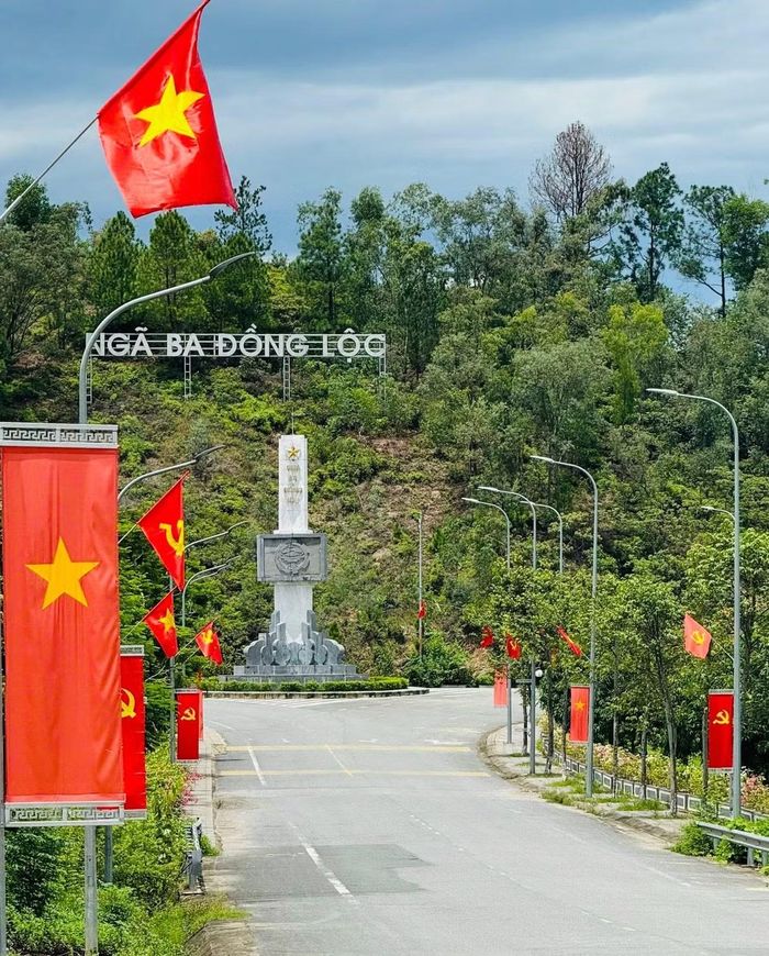 Khu di tích Ngã ba Đồng Lộc rực rỡ cờ hoa chào mừng Quốc khánh 2/9. Ảnh: Đồng Lộc