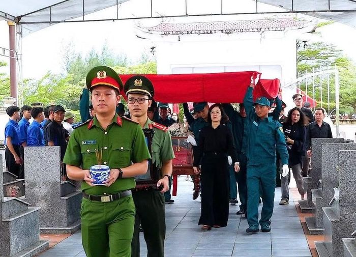Hài cốt liệt sĩ Nguyễn Quốc Hội được di chuyển về nơi an táng tại Nghĩa trang Quảng Phúc. Ảnh: UBND phường Bắc Gianh.