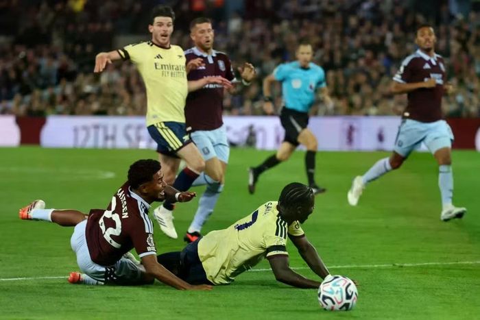 Sau thế trận giằng co, Arsenal bắt đầu tạo sức ép lớn hơn đầu hiệp 2. Hậu vệ Ian Maatsen phạm lỗi với tiền đạo Bukayo Saka sát vòng cấm và trọng tài ban đầu cho đội khách hưởng penalty. Ảnh: AFP.
