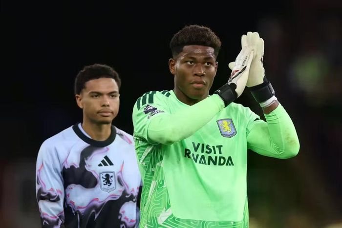 Aston Villa trình làng thủ môn Zion Suzuki, tân binh trị giá 30 triệu bảng được đưa về từ Parma. Thủ thành này có ngày ra mắt Ngoại hạng Anh trong cuộc tiếp đón Arsenal tại Villa Park hôm 1/9 (giờ Hà Nội). Ảnh: Getty.