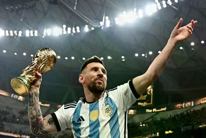 Đây không phải lần đầu Messi nói lời chia tay tuyển Argentina. Năm 2016, anh từng tuyên bố giã từ đội tuyển sau thất bại ở chung kết Copa America, nhưng sau đó thay đổi quyết định và trở lại. Lần này, ở tuổi 39 và sau 21 năm khoác áo đội tuyển của siêu sao lừng lẫy bóng đá thế giới. Ảnh: AFP.