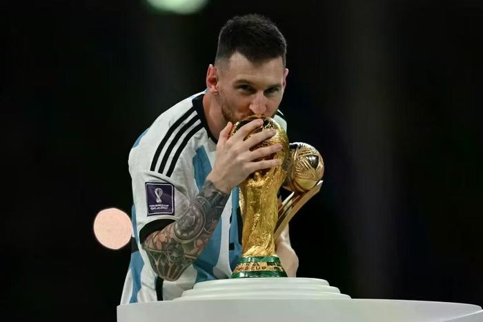 Messi rời tuyển Argentina với vị thế cầu thủ giữ kỷ lục cả về số trận lẫn bàn thắng, sau 207 lần ra sân và 125 pha lập. Đỉnh cao trong hành trình ấy là chức vô địch World Cup 2022, danh hiệu từng giúp anh hoàn tất bộ sưu tập còn thiếu với đội tuyển quốc gia. Ảnh: AFP.