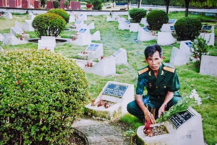 Ông Nguyễn Thiện Tỉnh thắp hương tưởng niệm các đồng đội đã hy sinh.