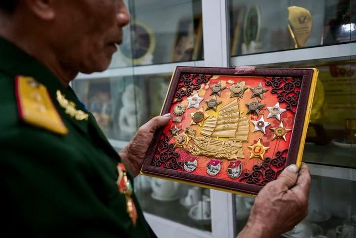 Những huân chương, huy chương và kỷ niệm chương ghi dấu chặng đường chiến đấu, cống hiến của Anh hùng LLVT Nhân dân, Trung tá Nguyễn Thiện Tỉnh.