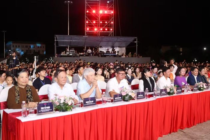 Các đại biểu tham dự Đêm hội Thổ cẩm quốc tế lần thứ nhất, năm 2026.