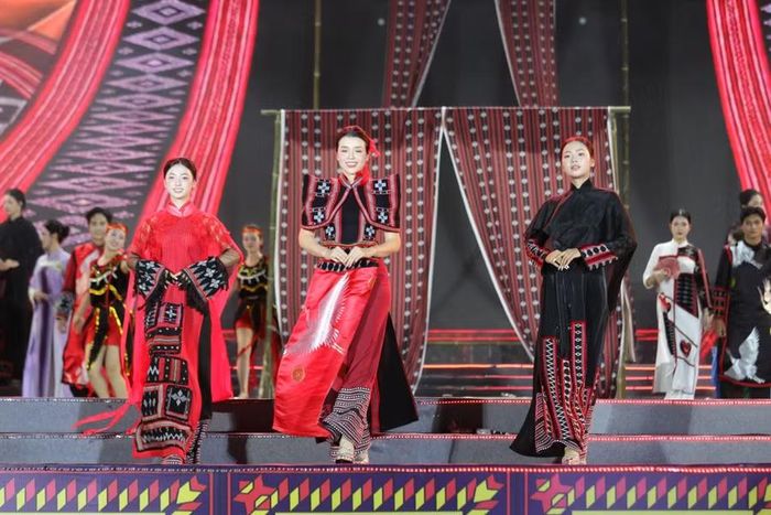 Màn biểu diễn thời trang tại chương trình.
