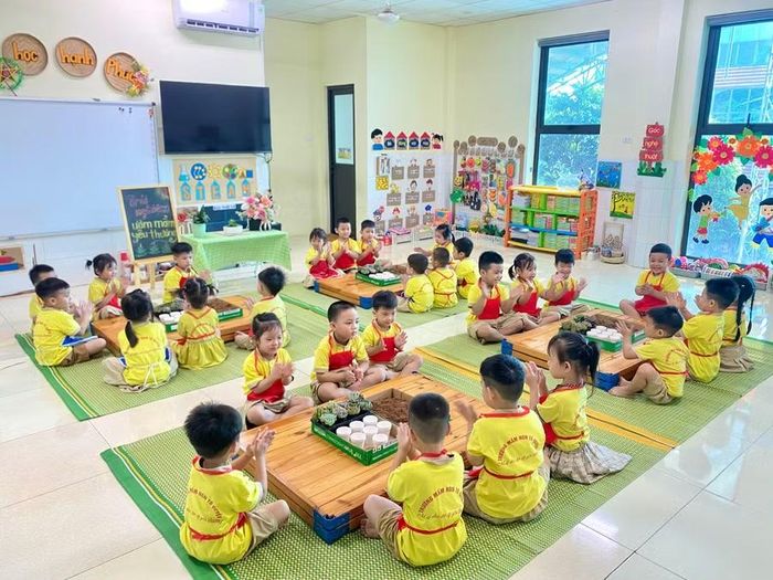 Học sinh Trường Mầm non Tô Quyền (xã Nghĩa Trụ) tham gia các hoạt động trải nghiệm.
